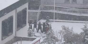 Öğrenciler karın keyfini okul hoparlöründen çalınan oyun havasıyla çıkardı