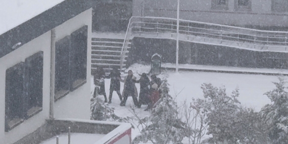 Öğrenciler karın keyfini okul hoparlöründen çalınan oyun havasıyla çıkardı