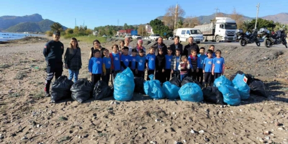 Öğrenciler sahilde temizlik yaptı