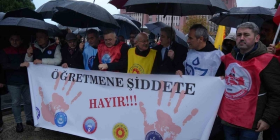 Öğrencilerden öğretmene şiddete sendikalardan tepki