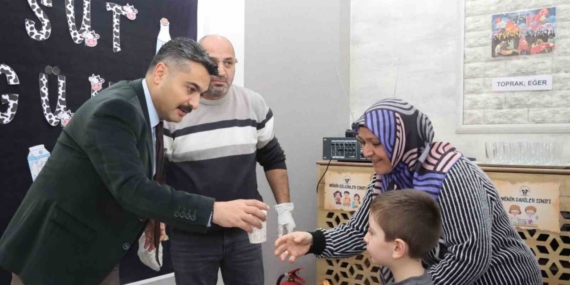 Öğrencilere süt ve simit ikramı