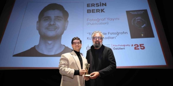 Öğretim görevlisi "Yılın Fotoğraf Yayını" ödülüne layık görüldü