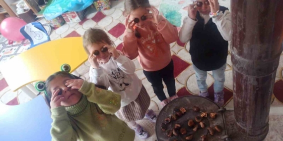 Öğretmenden öğrencilerine kestane sürprizi