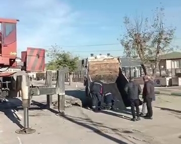 Okul bahçesinde çökme sonucu çukura düşen kamyon vinçle çıkarıldı