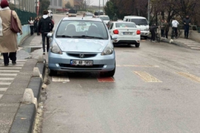 Okul önündeki yaya geçidine park araç tepki topladı