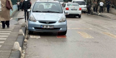 Okul önündeki yaya geçidine park araç tepki topladı