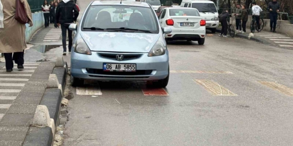Okul önündeki yaya geçidine park araç tepki topladı