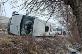 Okul servisi yan yattı, 14’ü öğrenci 15 kişi yaralandı