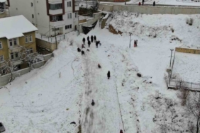 Okullar tatil edildi, çocuklar karda doyasıya eğlendi