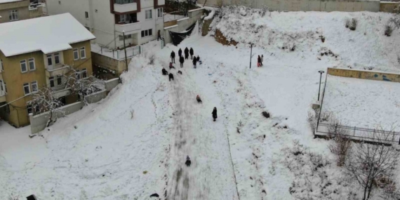 Okullar tatil edildi, çocuklar karda doyasıya eğlendi