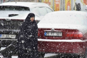 Oltu ilçe merkezine mevsimin ilk karı düştü