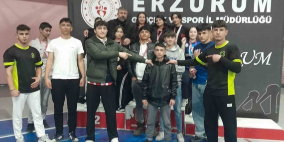 Oltulu liseliler bilek güreşinde rakiplerine geçit vermedi