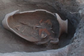 Oluz Höyük’te Fenikelilerin izine rastlandı: İnsan başlı cam boncuklar ve küpten bebek mezarları bulundu