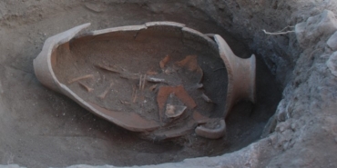 Oluz Höyük’te Fenikelilerin izine rastlandı: İnsan başlı cam boncuklar ve küpten bebek mezarları bulundu