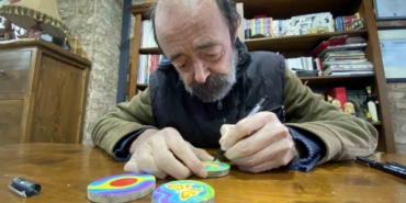 Onun karikatür çizim sevgisi bitmedi