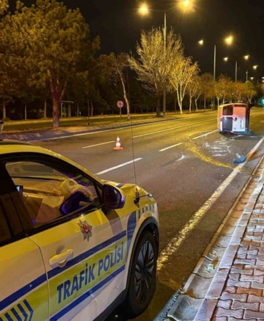 Önüne köpek çıkan araç yan yattı: 2 yaralı