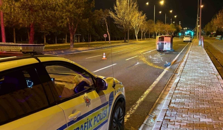 Önüne köpek çıkan araç yan yattı: 2 yaralı