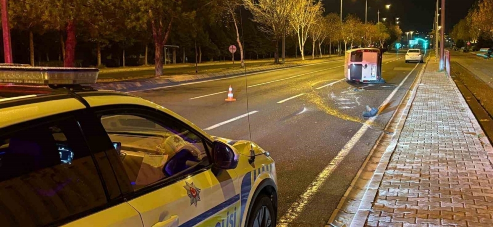 Önüne köpek çıkan araç yan yattı: 2 yaralı