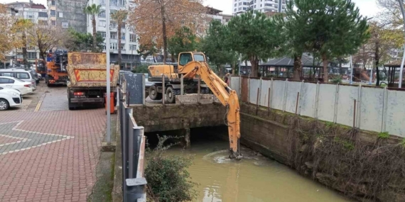Ordu Büyükşehir, Fatsa’nın 30 yıldır temizlenmeyen altyapısına indi