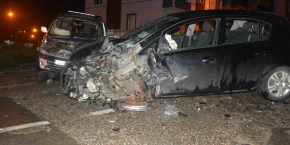 Ordu’da hafif ticari araç ile otomobil kafa kafaya çarpıştı: 1 ölü, 4 yaralı
