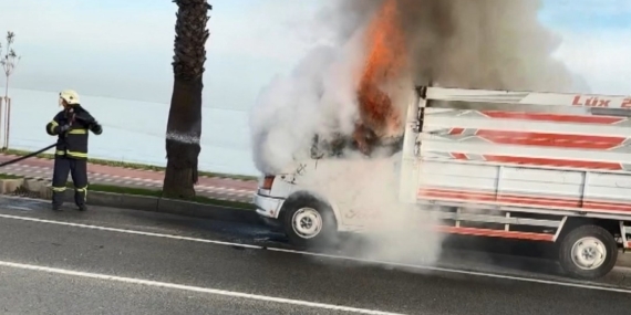 Ordu’da seyir halindeki kamyonet yandı