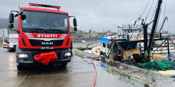 Ordu’da su alarak batma tehlikesi olan tekneye ekipler müdahale etti