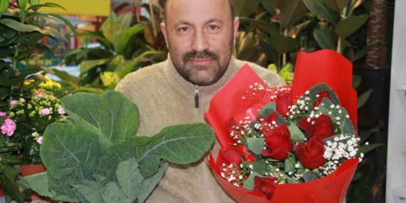 Ordulu çiçekçi Karadeniz zekasını konuşturdu: Gül buketini ’karalahana’ ile süslüyor
