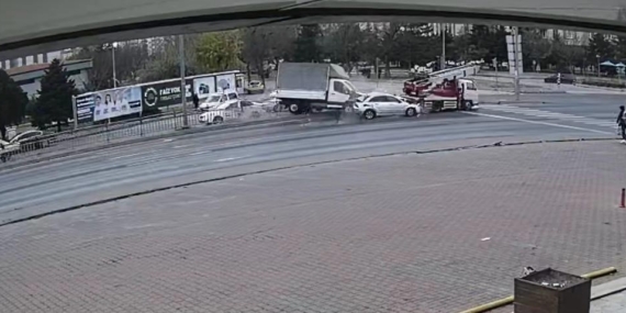 Ortalığın savaş alanına döndüğü kaza kamerada