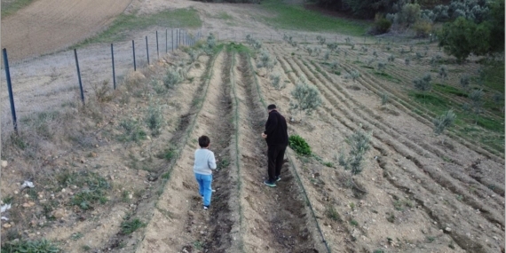 Osmaniye’de depremi yaşadı, toprağa tutundu