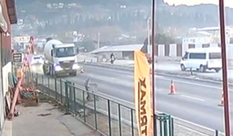 Osmaniye’de feci kaza: Motosiklet ve sürücüsü minibüsün altında kaldı