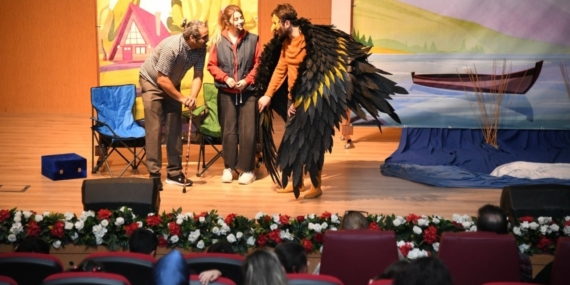 Osmaniye’de minikler "Ronnie-Göldeki Fısıltı" oyunuyla tiyatro şöleni yaşadı