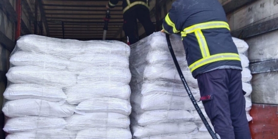 Osmaniye’de seyir halindeki soya yüklü tırda yangın çıktı