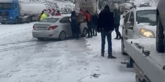 Osmaniye’de yoğun kar yağışı zincirleme kazaya neden oldu