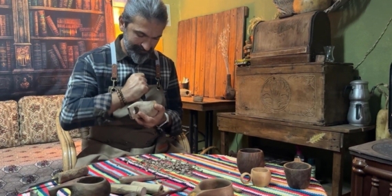 Osmaniyeli öğretmenin babaevi, ahşap atölyesi oldu