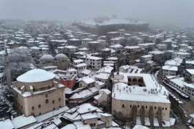 Osmanlı kenti Safranbolu’nun tarihi konaklar beyaz örtüyle kaplandı