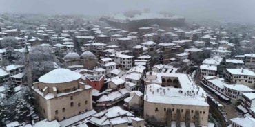 Osmanlı kenti Safranbolu’nun tarihi konaklar beyaz örtüyle kaplandı