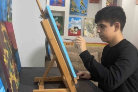 Otizmli çocuk ressam, sanatla kendi yolunu çizdi