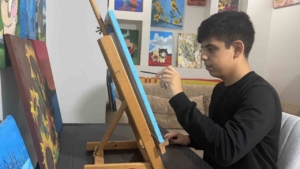 Otizmli çocuk ressam, sanatla kendi yolunu çizdi