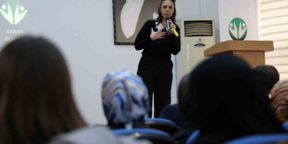 Otizmli yazar ebeveynlerle buluşarak otizmi anlattı