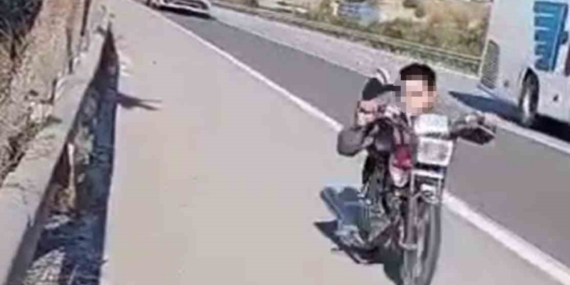 Otobanda motosikletin üzerine yatarak şov yapan sürücüye 63 bin TL ceza