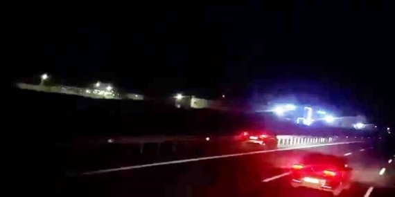 Otobanda yürekleri ağza getiren görüntü, bariyerlere vurmak üzereyken durdu