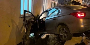 Otomobil bahçe duvarında asılı kaldı