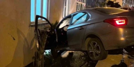 Otomobil bahçe duvarında asılı kaldı