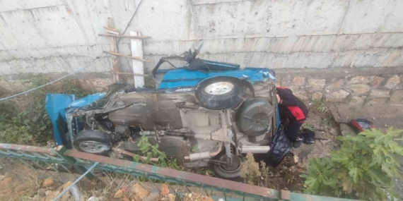 Otomobil drenaj kanalına uçtu: 3 yaralı