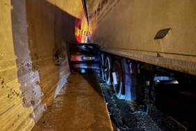 Otomobil, duvarla tır arasında sıkıştı: TEM Ankara istikameti kapandı