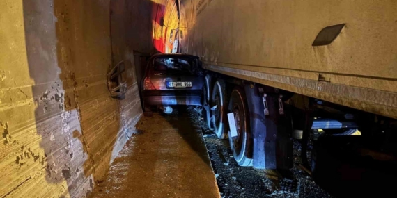 Otomobil, duvarla tır arasında sıkıştı: TEM Ankara istikameti kapandı