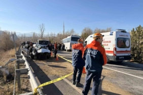 Otomobil ile midibüs çarpıştı: 10 yaralı