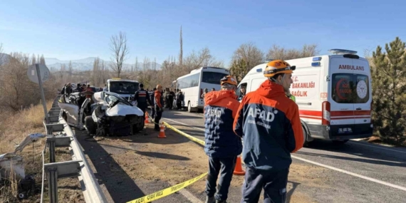 Otomobil ile midibüs çarpıştı: 10 yaralı