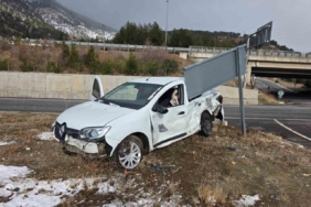 Otomobil ile tır çarpıştı