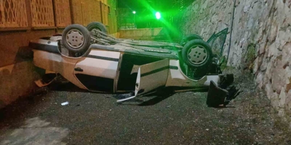 Otomobil istinat duvarından okulun bahçesine düştü: 2 yaralı